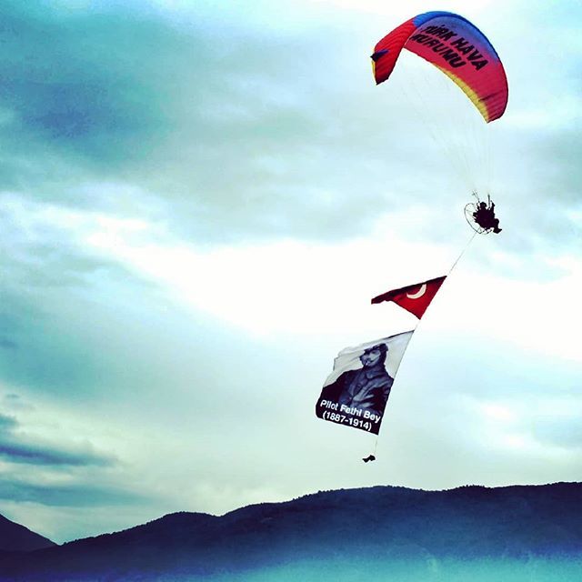 turkeysforlife's tweet image. Link for article in our bio. 
Today is the 105th anniversary of the death of pilot Şehit Fethi Bey. Our town of #Fethiye is named after him. Commemorations took place at his statue at 11am this morning. THK fly #paramotors throughout the morning. ift.tt/2XrKwHW
