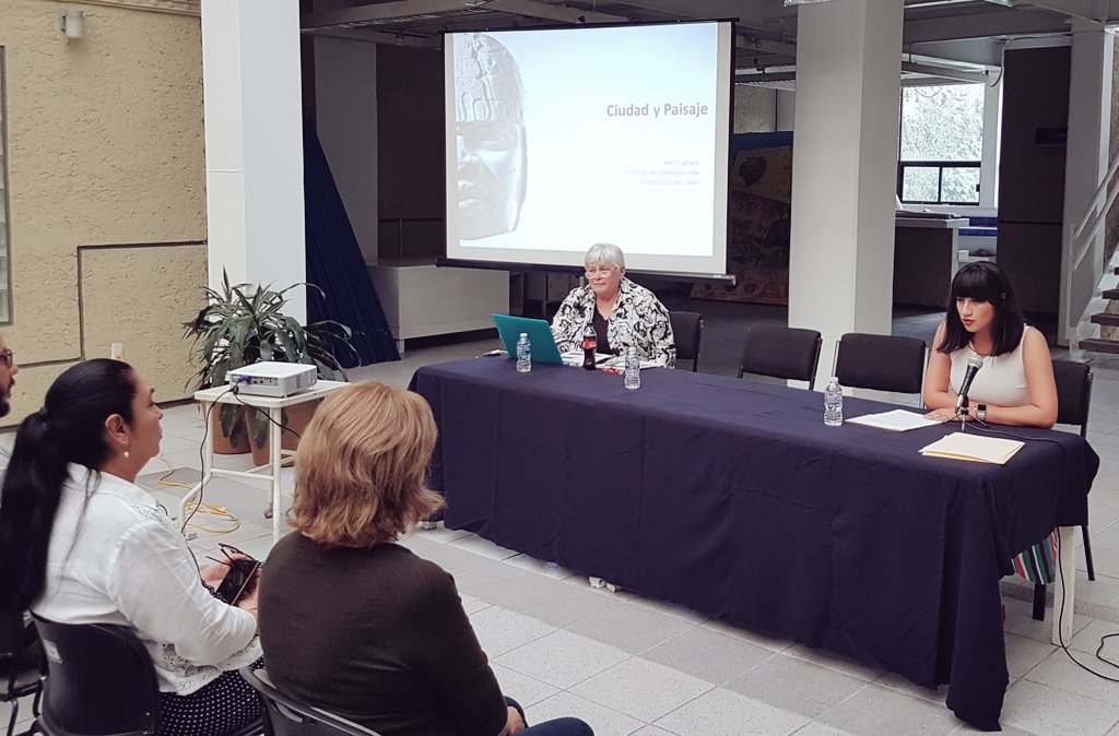 SaraLdeG's tweet photo. Inauguramos el II Diplomado en Antropología Contemporánea, del Instituto de Antropología de la Universidad Veracruzana, con la conferencia de Ann Cyphers, "Ciudad y paisaje".

#UV_DamosMás https://t.co/rAzEJoJgaq