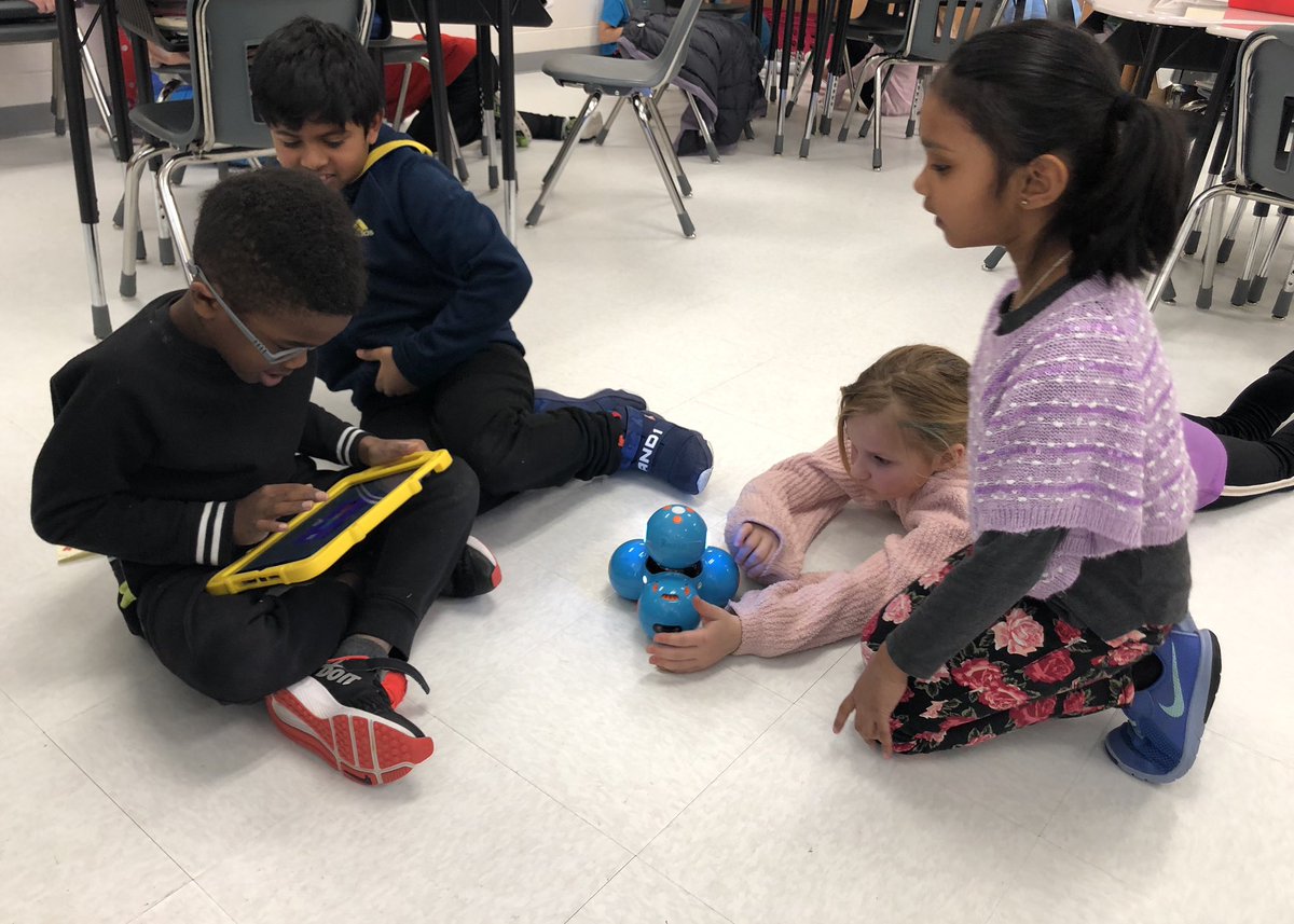 BacharachNicole's tweet photo. Working with @GPE_GatorPond on various coding robots! Fun with @WonderWorkshop and @cubeletsdigital! #dash #creatingcode https://t.co/ANP8AYho6b