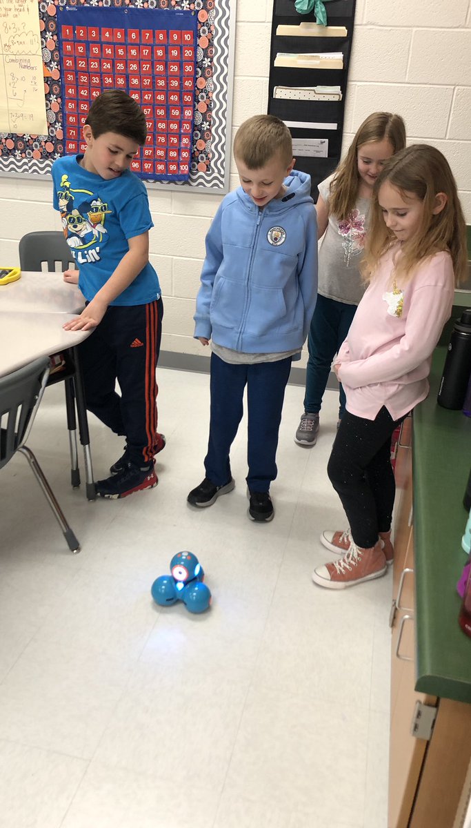 BacharachNicole's tweet photo. Working with @GPE_GatorPond on various coding robots! Fun with @WonderWorkshop and @cubeletsdigital! #dash #creatingcode https://t.co/ANP8AYho6b
