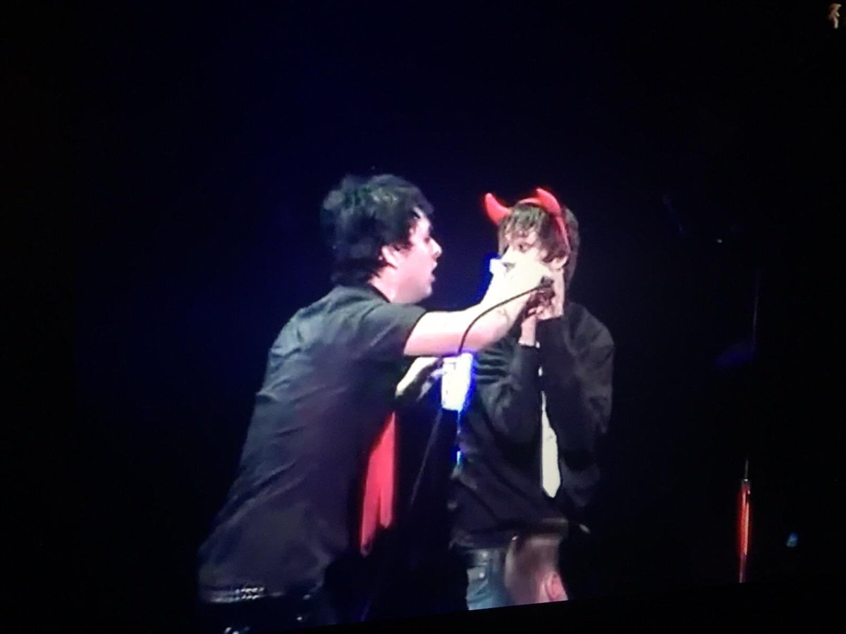 joshmeatsix's tweet photo. Happy birthday @Maxmeatsix I know you don’t really use Twitter but AM shared this pic with us and I think the world should see you on stage with @GreenDay when you were like 15 https://t.co/FCYRkLrGYs
