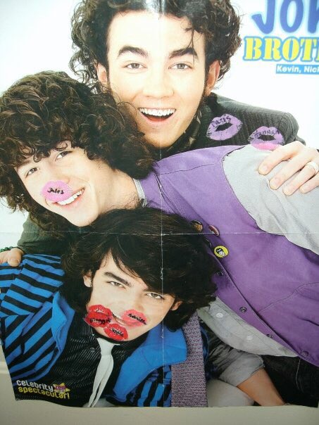 Robchdotfun_NFT's tweet photo. if you didn’t have a birthday party with a picture of you &amp; the jonas brothers on your cake or a “plant the kiss on the jo bros” game you’re a fake fan https://t.co/QVBLZs4RRS