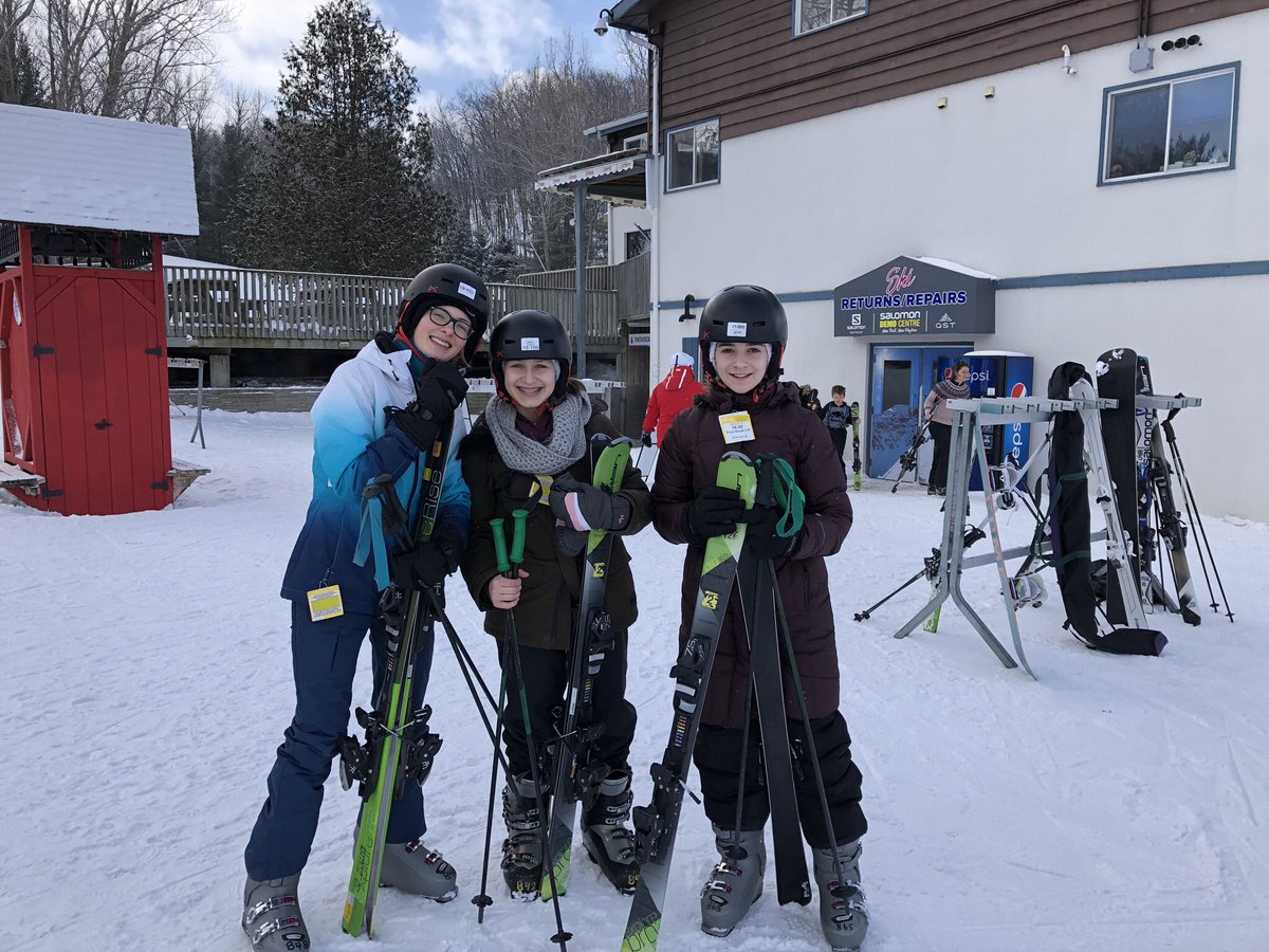 Parfois, on a besoin de prendre l’air ! C’est ce qu’ont fait nos élèves aujourd’hui en allant à la station Snow Valley pour faire du ski, de la planche à neige ou pour glisser! Une belle journée ! <a href="/CSViamonde/">CS Viamonde</a> #francoski #pleinair #amusement #activitéhiver
