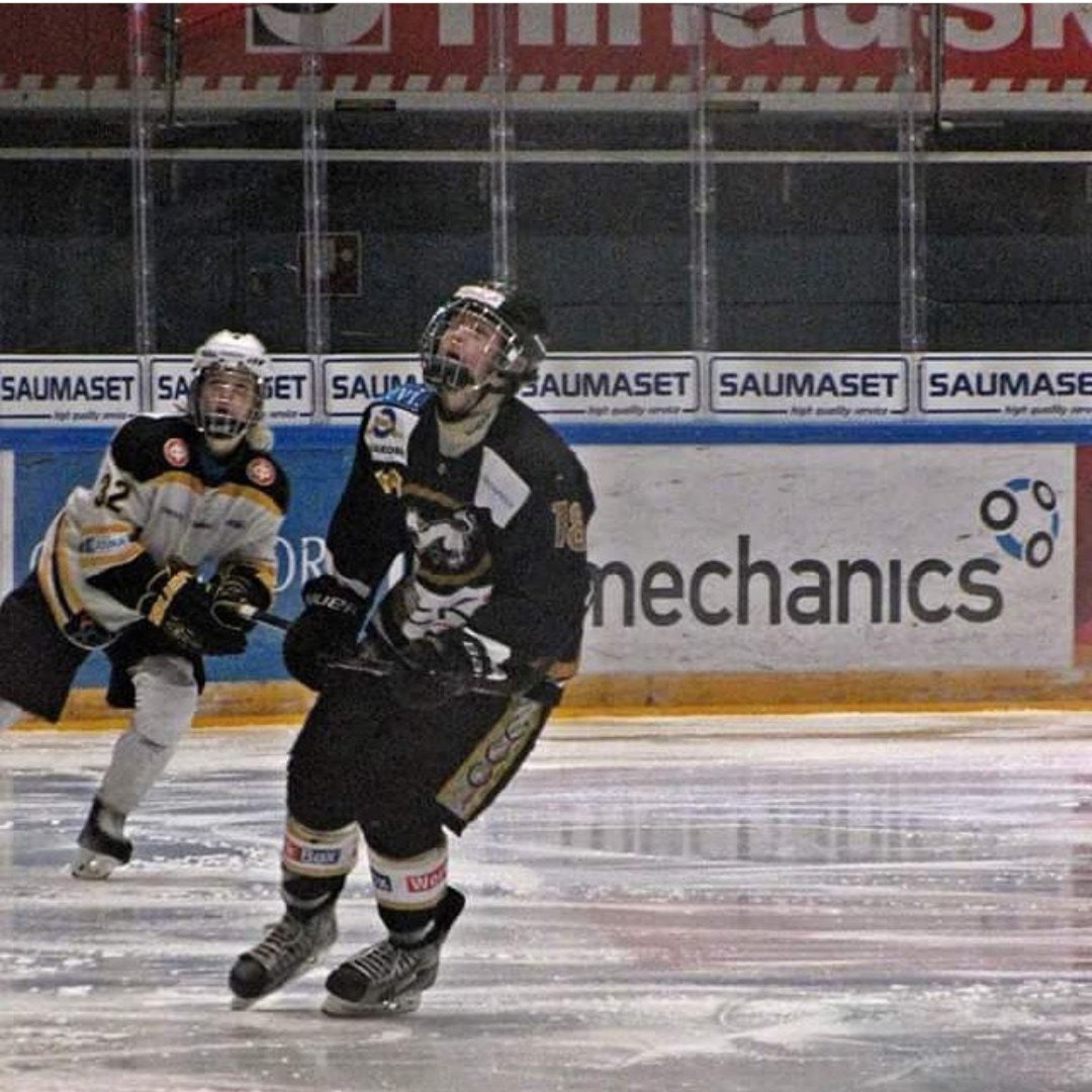 PoikaJaIlves's tweet photo. @ilveshockey Ooteltiin joskus #Raksila ssa että kiekko tippuu jäähän. #Jone32 #IlvesB https://t.co/GTQHoYDwVR