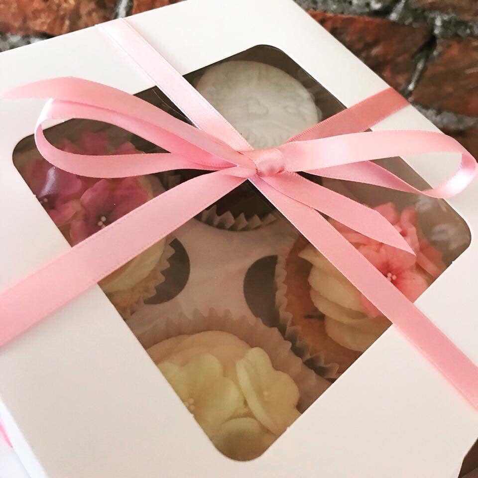 🌸 MOTHERS DAY CUPCAKES 🌸
Mother’s Day cupcake boxes (collection Saturday 30th March). A box of 4 Songbird mixed flavour cupcakes with handmade sugar flower toppers, for just £10. The perfect gift for all those special mums out there. Message the page to order yours ☺️