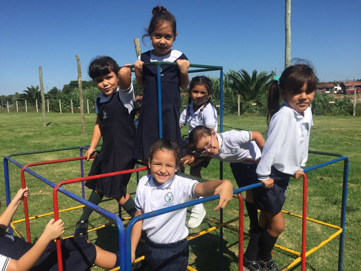 Con esta alegría contagiosa 👇las niñas de #LosRosales volvieron hoy a clase. Prontas para iniciar este 2019 y seguir soñando con llegar lejos, sin que nadie las pare. Esa es nuestra meta y ¡la alcanzaremos! 💪💪 #PrimerDiaDeClases #pilascargadas🔋#Casavalle
