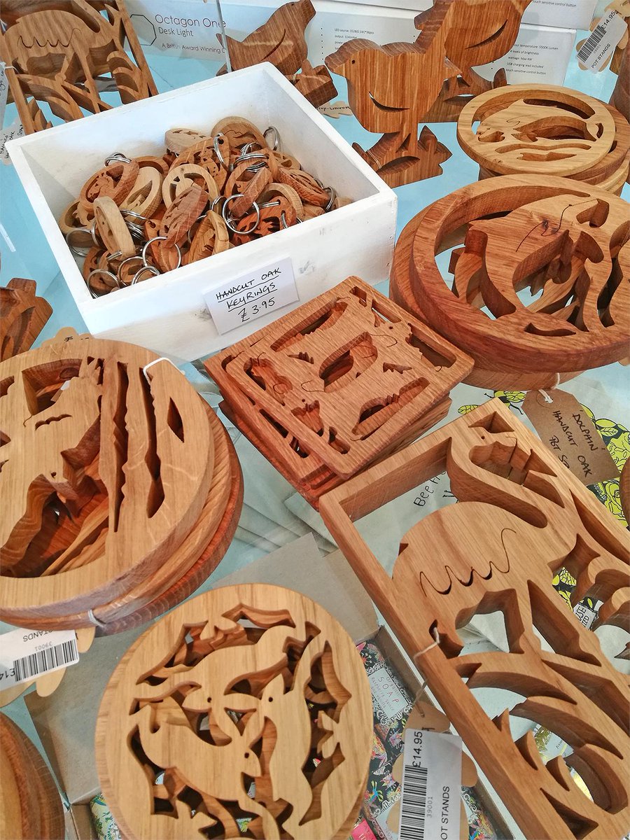 Nawr mae gennym gylchoedd allwedd a standiau potiau derw a dorrwyd â llaw.

We’ve now got these beautify crafted, handcut oak pot stands and keyrings.