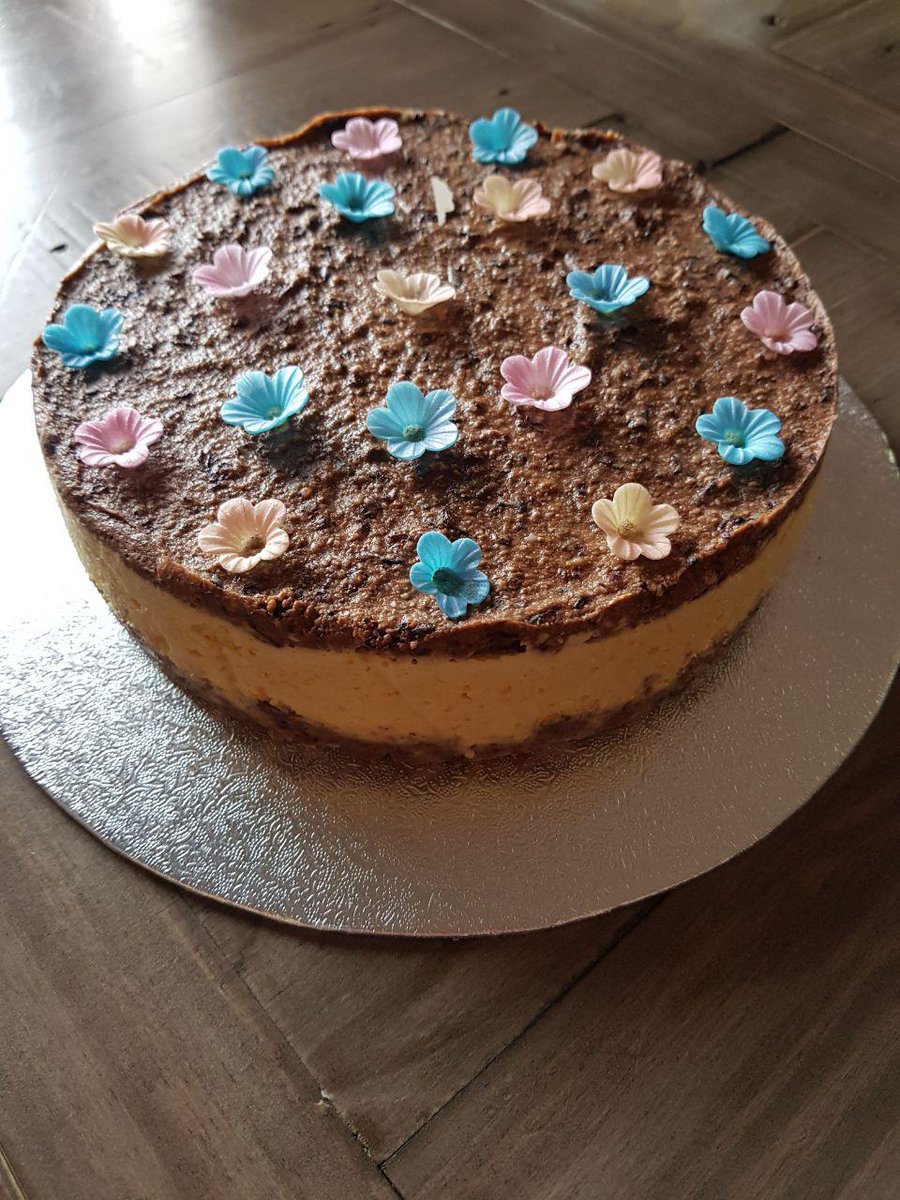 CueFoxCreative's tweet photo. Sage #Vegan Cafe in Crawley, West Sussex is our favourite place to eat @SageCrawley - they recently made us a #rawvegan Birthday cake 💚 Thank you! See you again soon xo https://t.co/ZtbC6Eh2lR