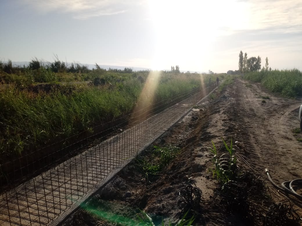 PROSAPSanJuan's tweet photo. 👷🏼‍♂️🍇En el marco de este proyecto se está realizando limpieza y desmalezamiento de caminos de servicios, revestimiento y mantenimiento de canales y ramos. Estas tareas se están ejecutandoen los ramos Goransky, Tercero, Yanzón y Canal Majadita en el departamento 9 de Julio💧🍅 https://t.co/hprvPzEfUw