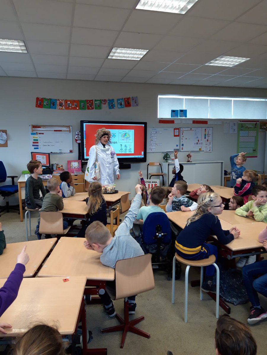 Hoeksteen's tweet photo. @ipcnederland Met de assistent van professor Pienter startten de kinderen in groep 3 en 4 vandaag met het IPC thema over de hersenen. Hoe leren wij en wat heeft allemaal met je brein te maken? Daar gaan zij komende periode mee aan de slag! https://t.co/CiDsaeS41f