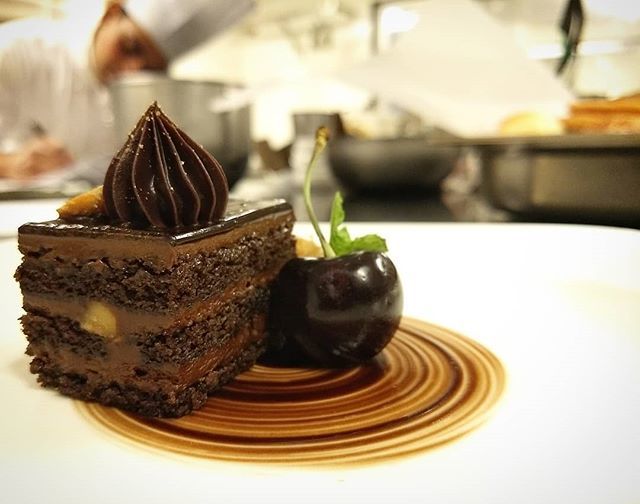 mrugziee's tweet photo. Chocolate Hazelnut Pave with fresh cherry
.
Who would let this one go without finishing It?
.
#chefmrugziee #chocolate #hazelnut #pave #dessert #mumbaifoodie #foodofmumbai #things2doinmumbai #things2tryinmubai #foodgasm #foodporn #theoberoimumbai #oberoi… https://t.co/MyoVGoHP5a https://t.co/lpc3G3Zc3f