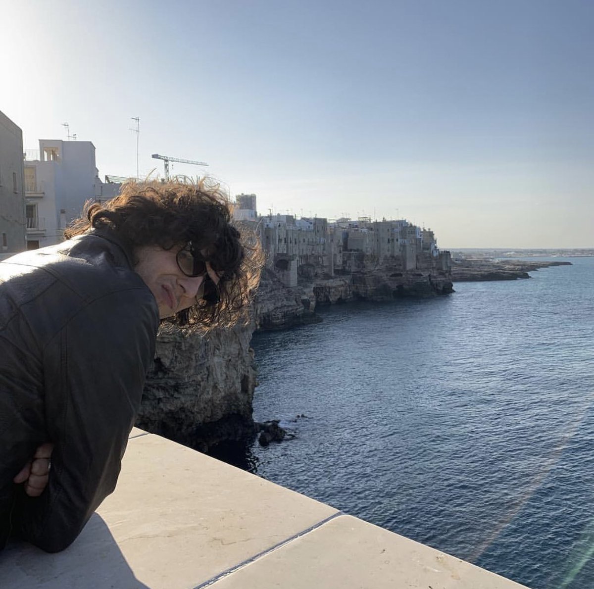 EnzaPalaz's tweet photo. Avvistamento di uomo #rachitico 😂😂 a Polignano #Ermalmeta #Polignano https://t.co/3ryobmzh3J
