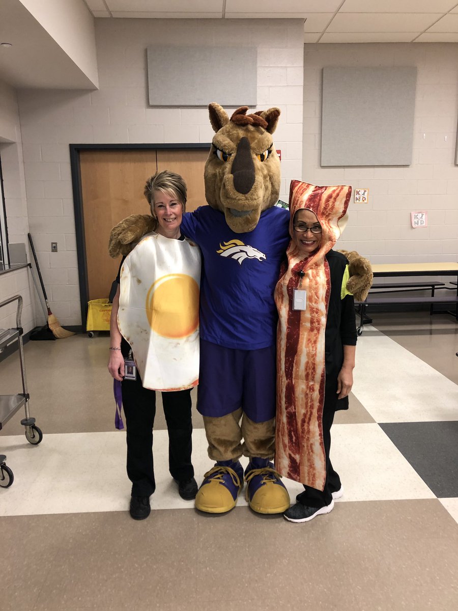 PBSD_FoodDept's tweet photo. What a wonderful way to start Wednesday! #NationalSchoolBreakfastWeek #Healthyeating @pbsdsupt https://t.co/93uU5h1gXp