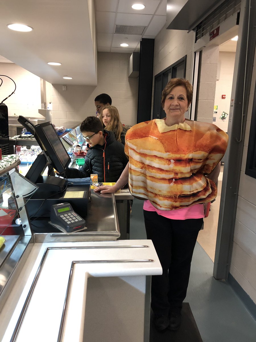 PBSD_FoodDept's tweet photo. What a wonderful way to start Wednesday! #NationalSchoolBreakfastWeek #Healthyeating @pbsdsupt https://t.co/93uU5h1gXp