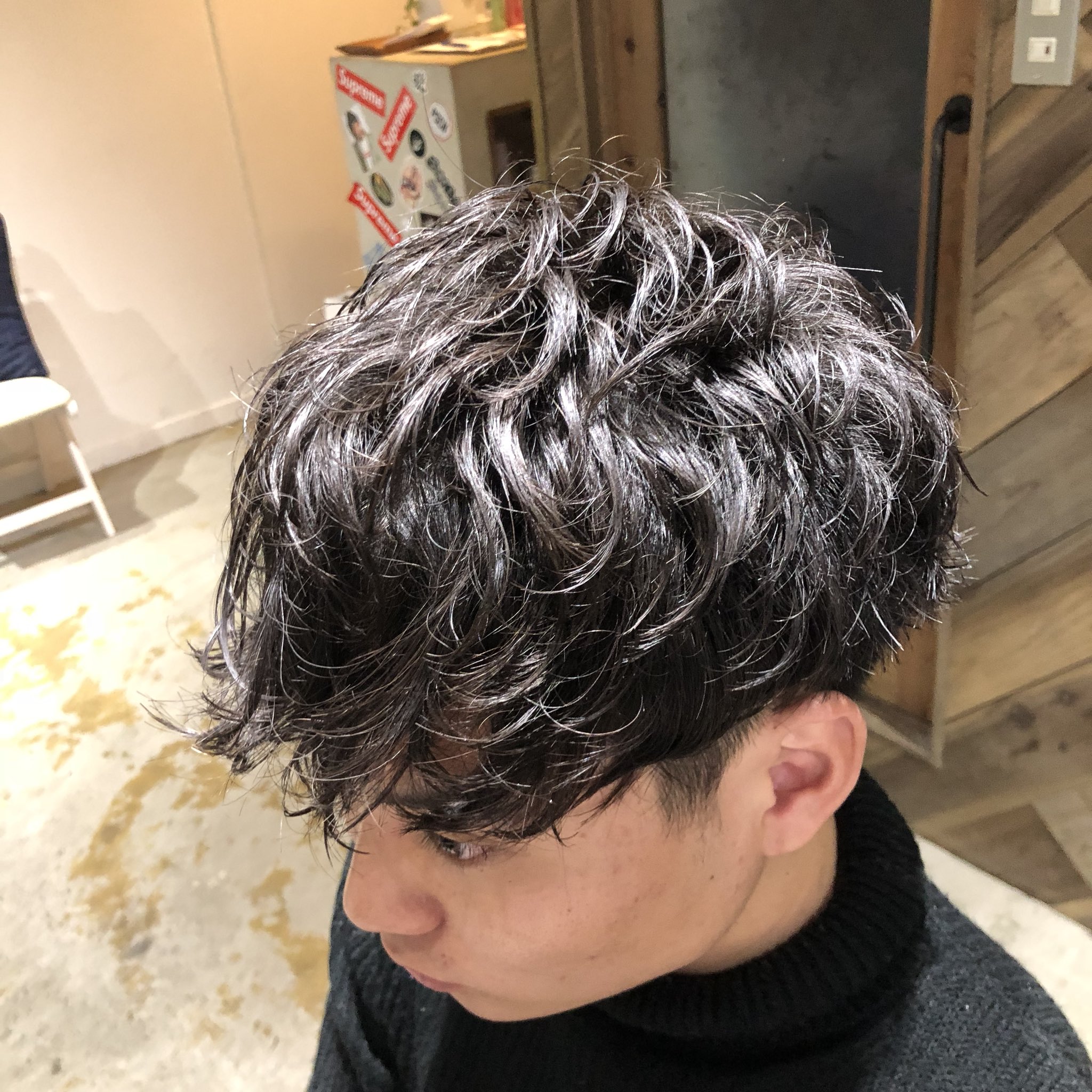 宮川太志 Hairmakefrei 代表 Twitterren メンズパーマで悩んでる方おおいなー 毛先だけ強かったり おばちゃんになったり うねり感なかったり 髪質によって同じ巻き方でも変わるし ダメージによってもかわる 悩んでるならみんなきてください かっこよくなり