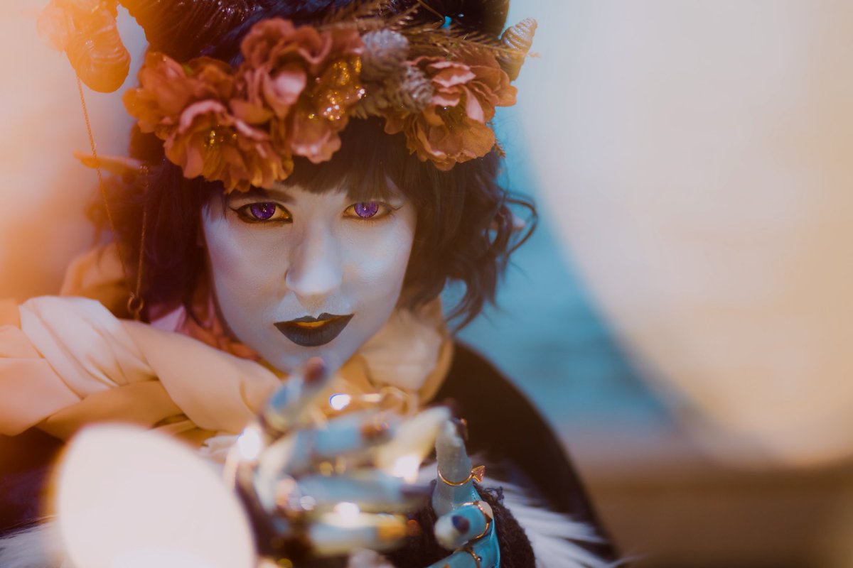 KinnVelier's tweet photo. What can I say? I’m charming and irresponsible! I have so much fun every time I bring out a new #Jester look. Thanks @LauraBaileyVO for such a fun character and @EZombieArt for letting me bring this design to life 📸 by @aDoylible #criticalrole #criticalcosplay #criticalcostumes https://t.co/0Zff0jOa4W