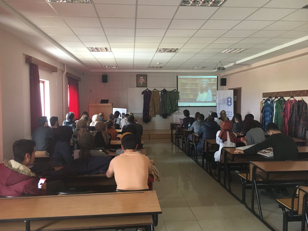dokumayarismasi's tweet photo. Misafirperverlikleri için bir teşekkür de Kahramanmaraş Sütçü İmam Üniversitesine. Yarışma tanıtımlarımız için üniversiteleri gezmeye devam ediyoruz. #ATHiB #dokumakumaştasarımyarışması #sütçüimamüniversitesi https://t.co/DJEZfupYZt