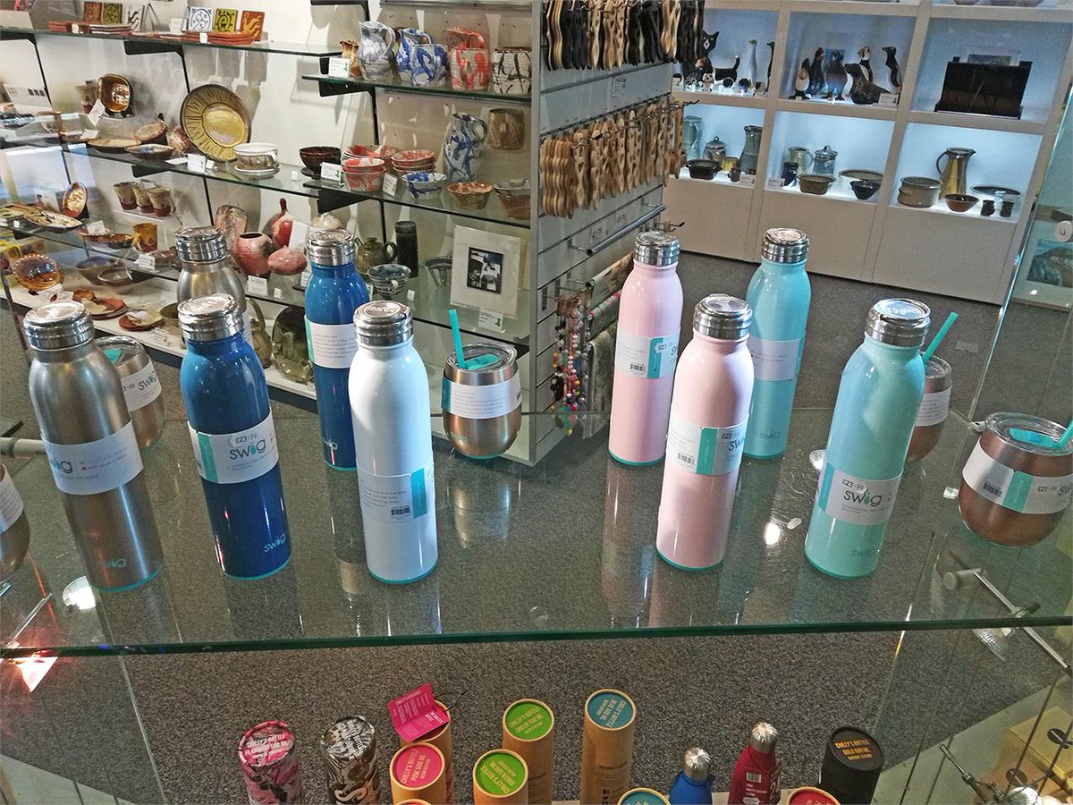 Edrychwch ar y poteli a mygiau dur gwrthstaen Swig hyn. Ar gael yn y siop Crefft a Dylunio.

Check out these Swig stainless steel bottles and mugs. Available in Craft and Design shop.