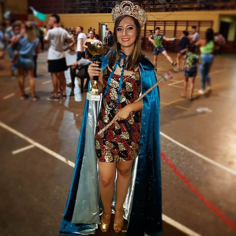 TejeraAnna's tweet photo. Reina del Carnaval 2019 👑 súper feliz y orgullosa de formar parte del reinado y de representar a mi querida Fantescal, somos subcampeones 💚💛 https://t.co/ByEVSh0JYo