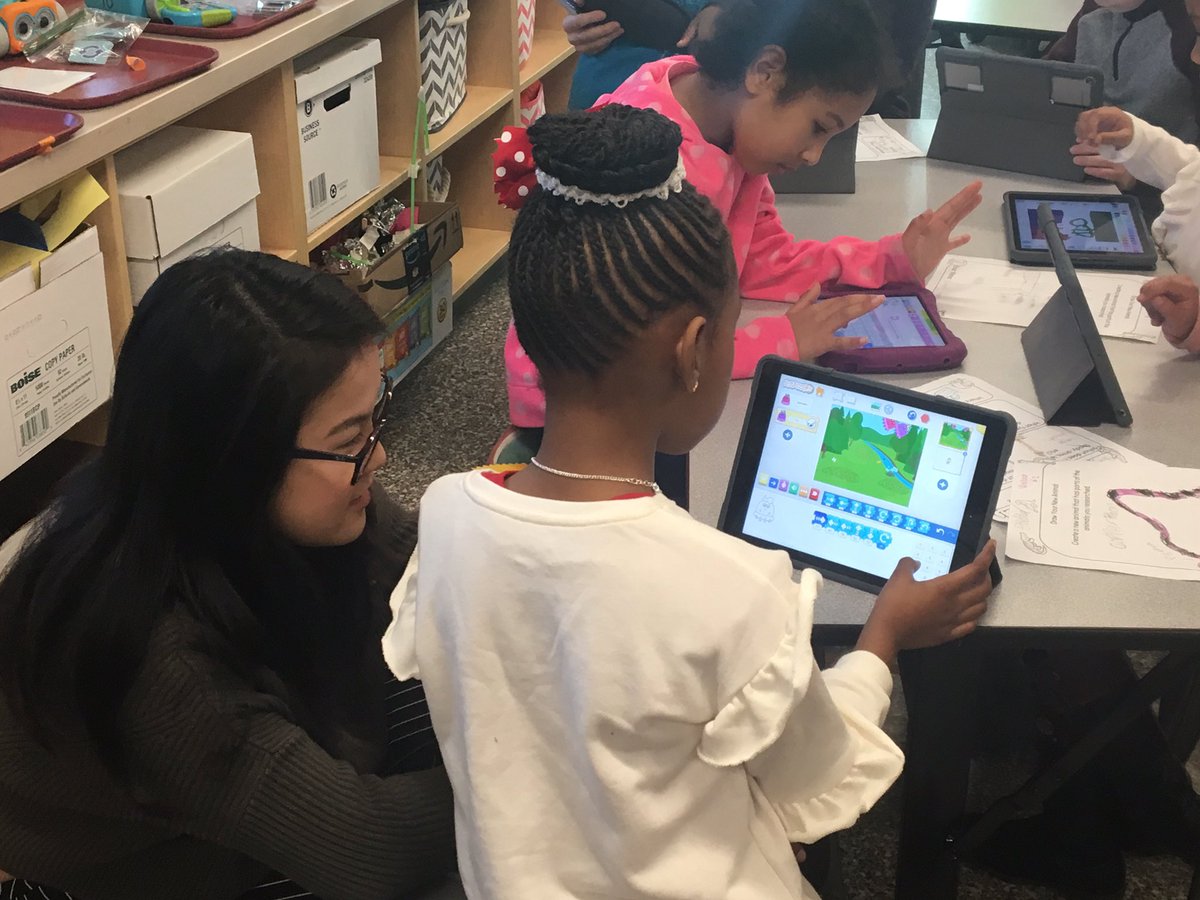 amykatie77's tweet image. It’s great to watch our Student Government HS students interact with Chamberlayne students and learn about their unique animal creations! @BobcatsSTEAM @BrookeM_ILC #LifeReady #CreativeThinker @HCPS_Innovates