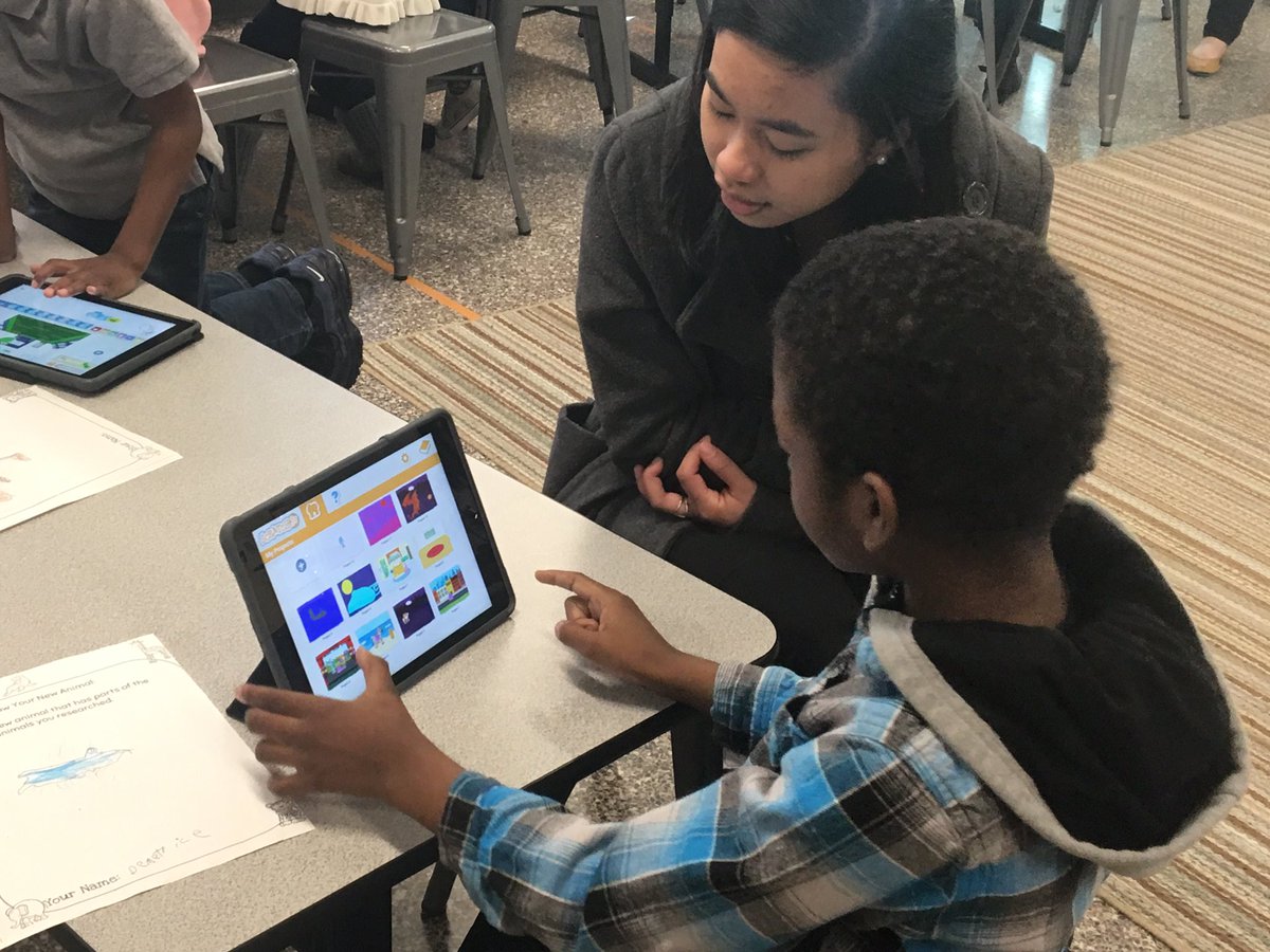 amykatie77's tweet image. It’s great to watch our Student Government HS students interact with Chamberlayne students and learn about their unique animal creations! @BobcatsSTEAM @BrookeM_ILC #LifeReady #CreativeThinker @HCPS_Innovates