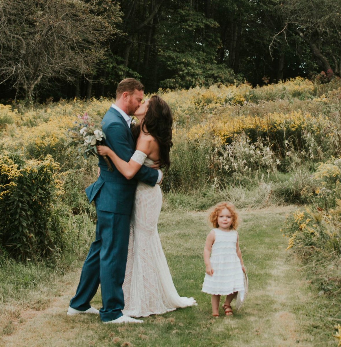 Looking for an adorable way to capture a wedding photo of your family?  Here's one.

Photo: Rebecca Moot

#wedding #weddingday #family #weddinginspo #brideandgroom