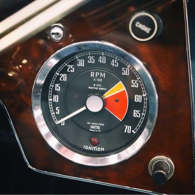 VERITIMEWATCHES's tweet image. Supercharged Sport Red Zone by @reservoirwatch. Inspired by the automobile world. A retrograde minute hand displays minutes like a rev counter. The hour advances exactly at 60 min, visible through the window just like a milo meter. #reservoirwatch #vintagecars