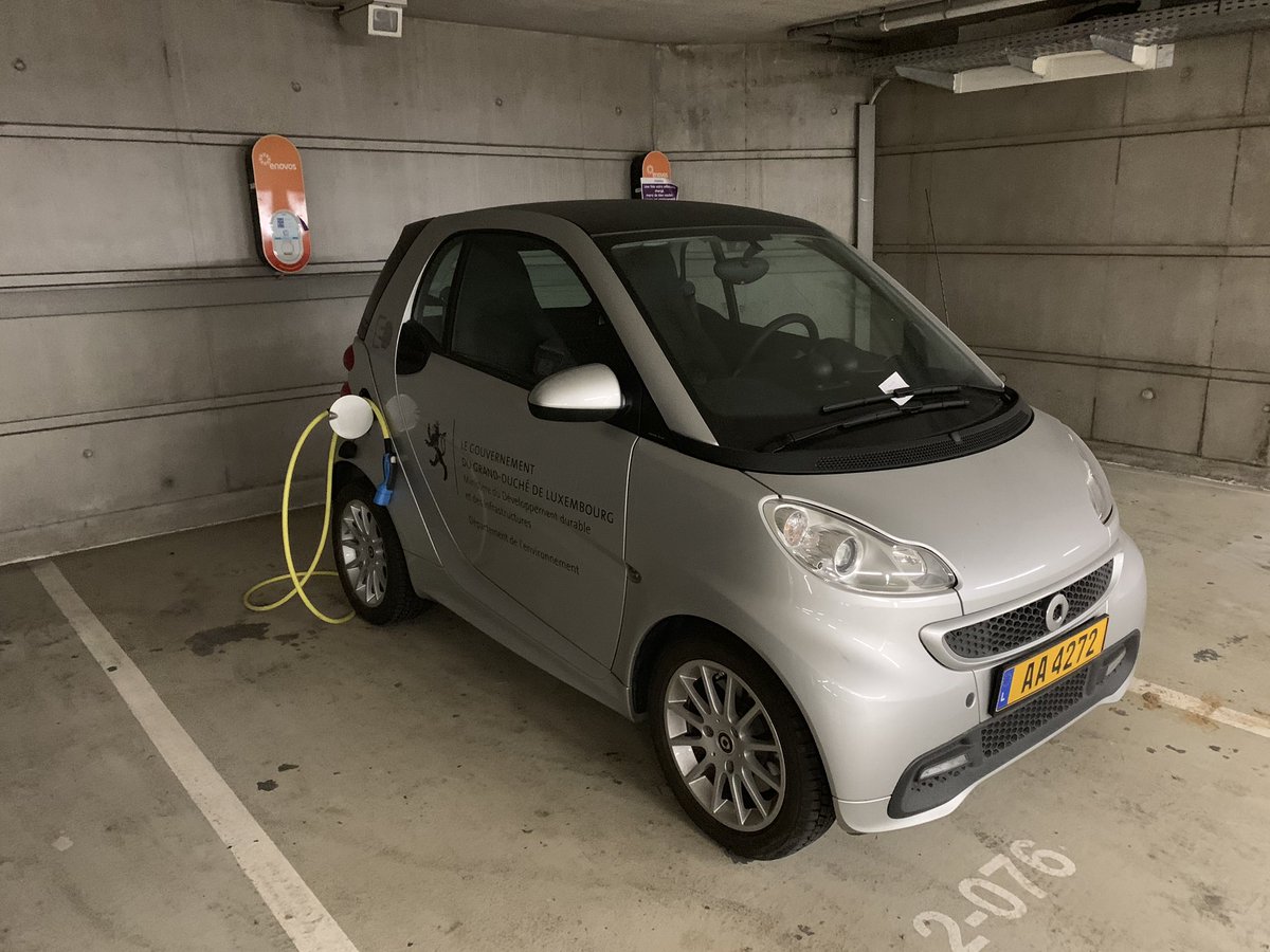 fredzlux's tweet photo. Philosophie verte de @fbausch - mais recharger ma voiture électrique impossible car une voiture du ministère se gare là depuis longtemps sans recharger! #fail #environnement Parking place de l’Europe #Luxembourg https://t.co/sem90XoI8c