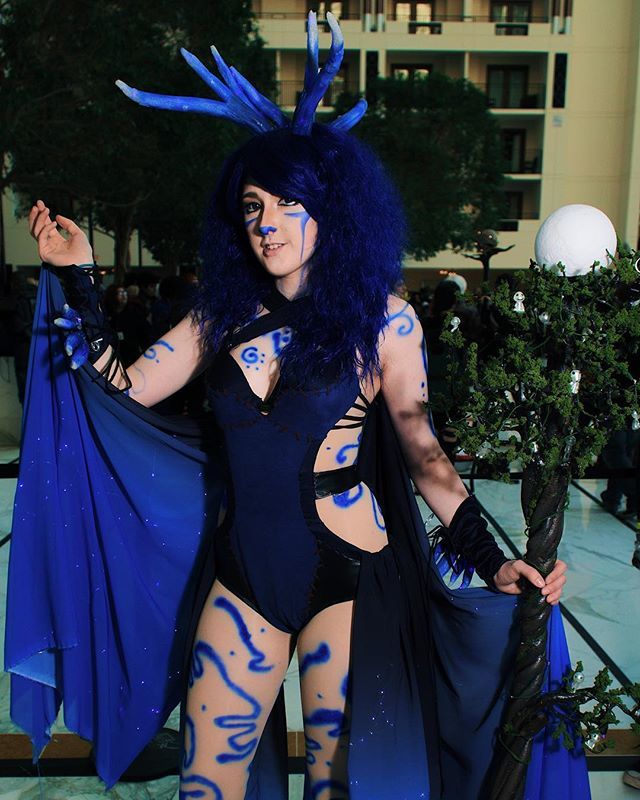 SoundSamK's tweet photo. This cosplay is special to me. My dear friend @labinnak has been working on her #nightwalker, aka Space Moose, for a very long time. This cosplay uses tons and tons of batteries to light up the headpiece and the cape! The moon that you see on the staff e… https://t.co/Nnp1wJTo5X https://t.co/hfT4Cr8NAB