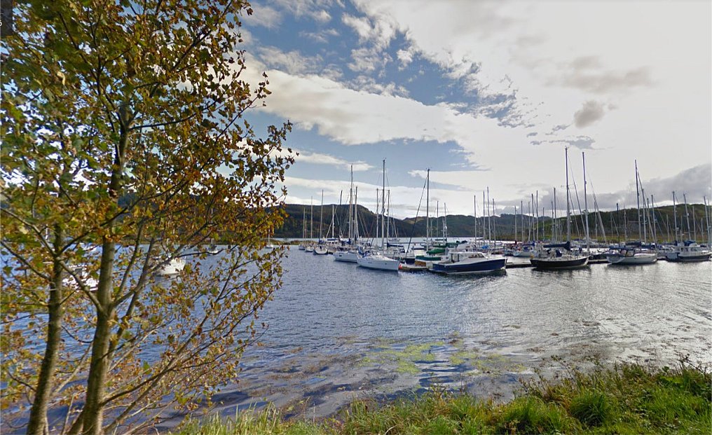OceanPeople's tweet photo. Vandaag de havenmeester van Ardfern, Schotland gesproken over ons bezoek met de #oceanpeople #RBAC2019 Leuk gesprek en erg welkom in deze prachtige haven! #zeileninschotland https://t.co/ZXn4YtZuPa