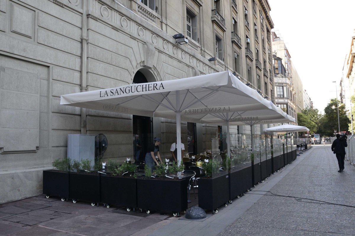 AlessandriFelip's tweet photo. Hoy inauguramos el Boulevard Gastronómico de la Plaza de Armas #BoulevardSTGO. Serán 9 restaurantes y terrazas que se instalan y vienen a cambiarle la cara al entorno. Todos invitados a disfrutar! Gracias a quienes creyeron en este proyecto, que pone en valor nuestro patrimonio! https://t.co/exweKFbQPb