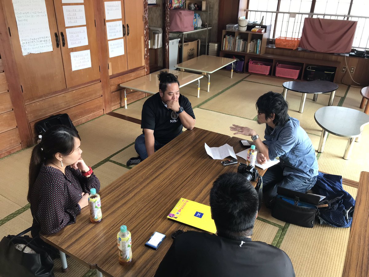 LineRiseProject's tweet photo. 糸満にある学童、
『よつば 児童クラブ』の施設長の蔵森先生と子ども食堂の話。
子ども達の"居場所"の大切さを再確認です。
地域に同じ志を持った仲間が見つかりました。

＃子どものミカタ ＃子どもの居場所
#子ども食堂 #ラインライズ  #地域支援団体 #糸満 #沖縄 #文化 #教育 #地域 #人財育成 https://t.co/tk0BSFqvJE