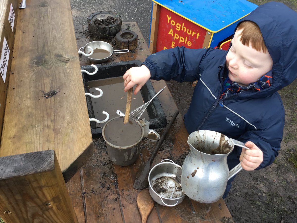 BoghallPSch's tweet image. The children enjoyed cooking both indoors and outdoors today, making yummy pizza indoors and ‘chocolate cake and strawberry milkshake’ outdoors! 🍕🍫🍓 #settingthetable #boghallnursery #freeplay #discoveringtheworldthroughplay
