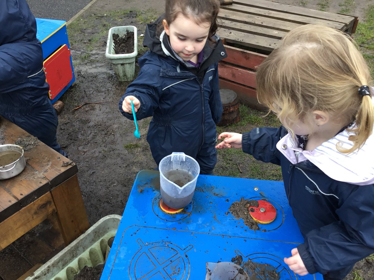 BoghallPSch's tweet image. The children enjoyed cooking both indoors and outdoors today, making yummy pizza indoors and ‘chocolate cake and strawberry milkshake’ outdoors! 🍕🍫🍓 #settingthetable #boghallnursery #freeplay #discoveringtheworldthroughplay