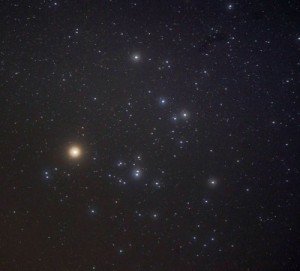 Созвездие кассиопея фото. Созвездие кассиопея на небе. Созвездие кассиопея на звездном небе. Косиапеясозвездие на небе фото. Созвездие кассиопея.