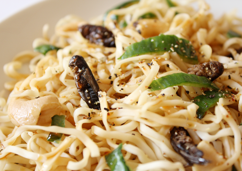 Geef een extra #krokante , #smaakvolle crunch aan je #gerechten dmv #insecten !