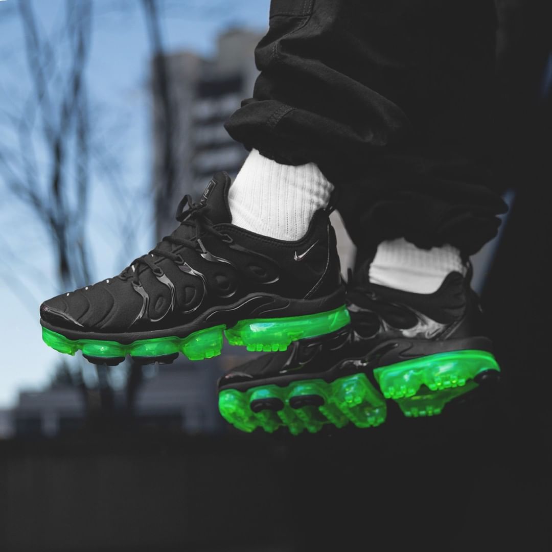 vapormax plus volt on feet