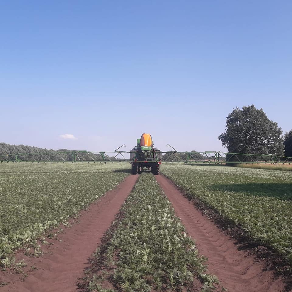MtsJoling's tweet photo. Onze gewasbeschermingsmiddelen spuit met #maggrow systeem zodat we minder drift van onze #gewasbeschermingsmiddelen hebben #innovatie #bollenteelt #lelieteelt #omwonenden https://t.co/pe9Z9anKXY