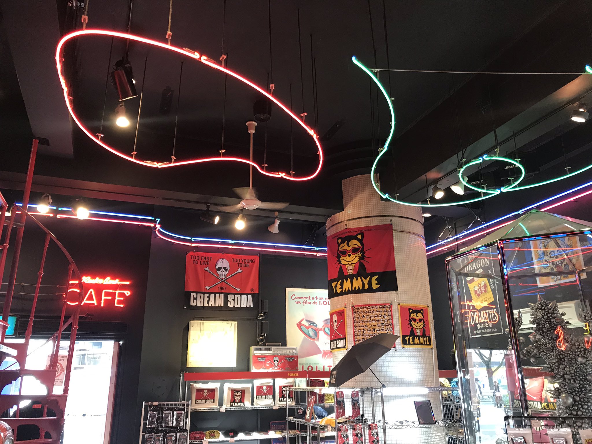 エロヴィス佐藤 カレーランチで渋谷に行ったので 原宿jack S出勤前に私の原点でもあるピンクドラゴンに立ち寄ってコレぞ自分の基本 な買い物をして Mr Cream Soda誠一郎大先輩にクリームソーダ流の商売のイロハを伝授していただいたよ Pinkdragon