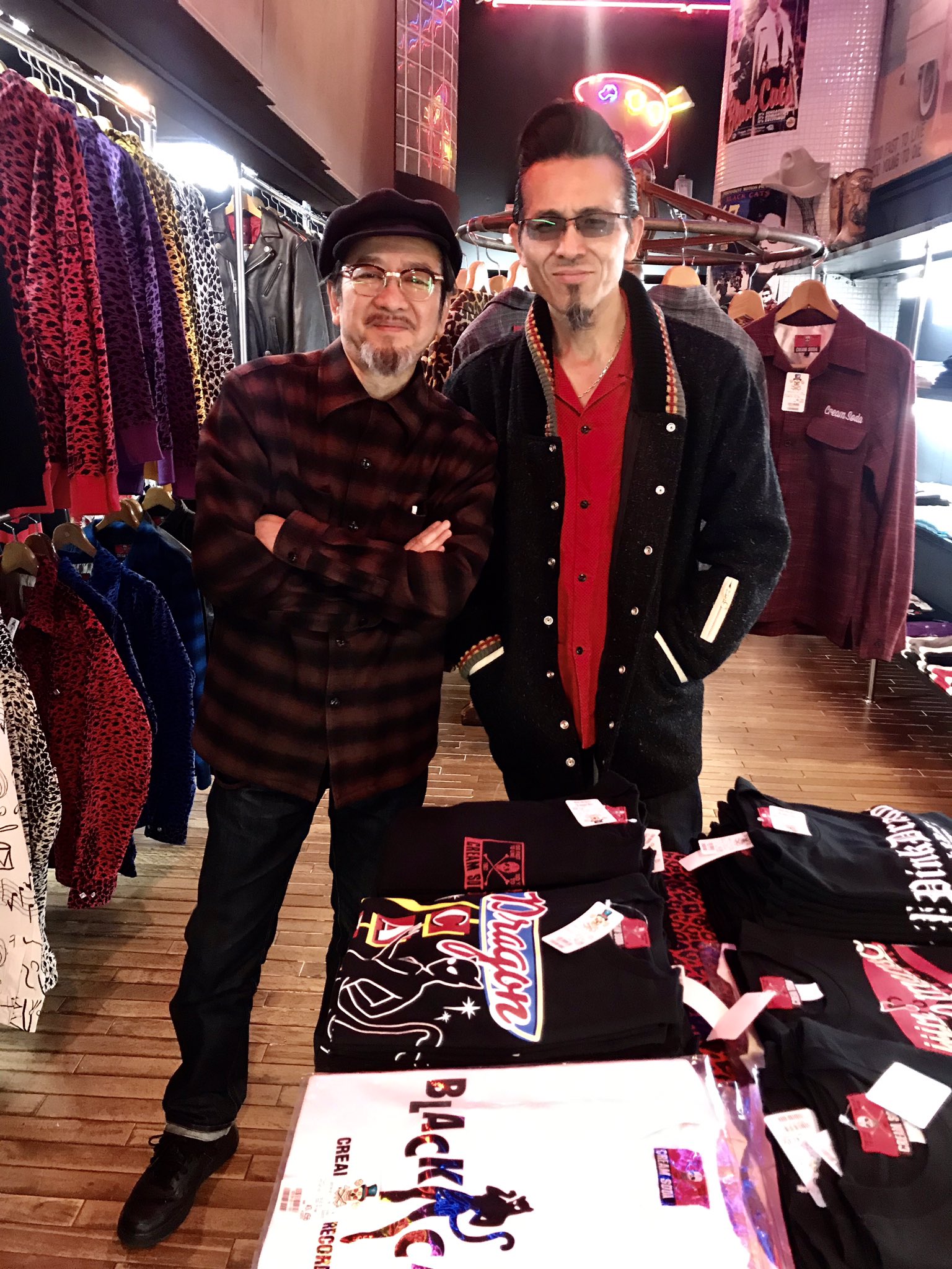 エロヴィス佐藤 カレーランチで渋谷に行ったので 原宿jack S出勤前に私の原点でもあるピンクドラゴンに立ち寄ってコレぞ自分の基本 な買い物をして Mr Cream Soda誠一郎大先輩にクリームソーダ流の商売のイロハを伝授していただいたよ Pinkdragon