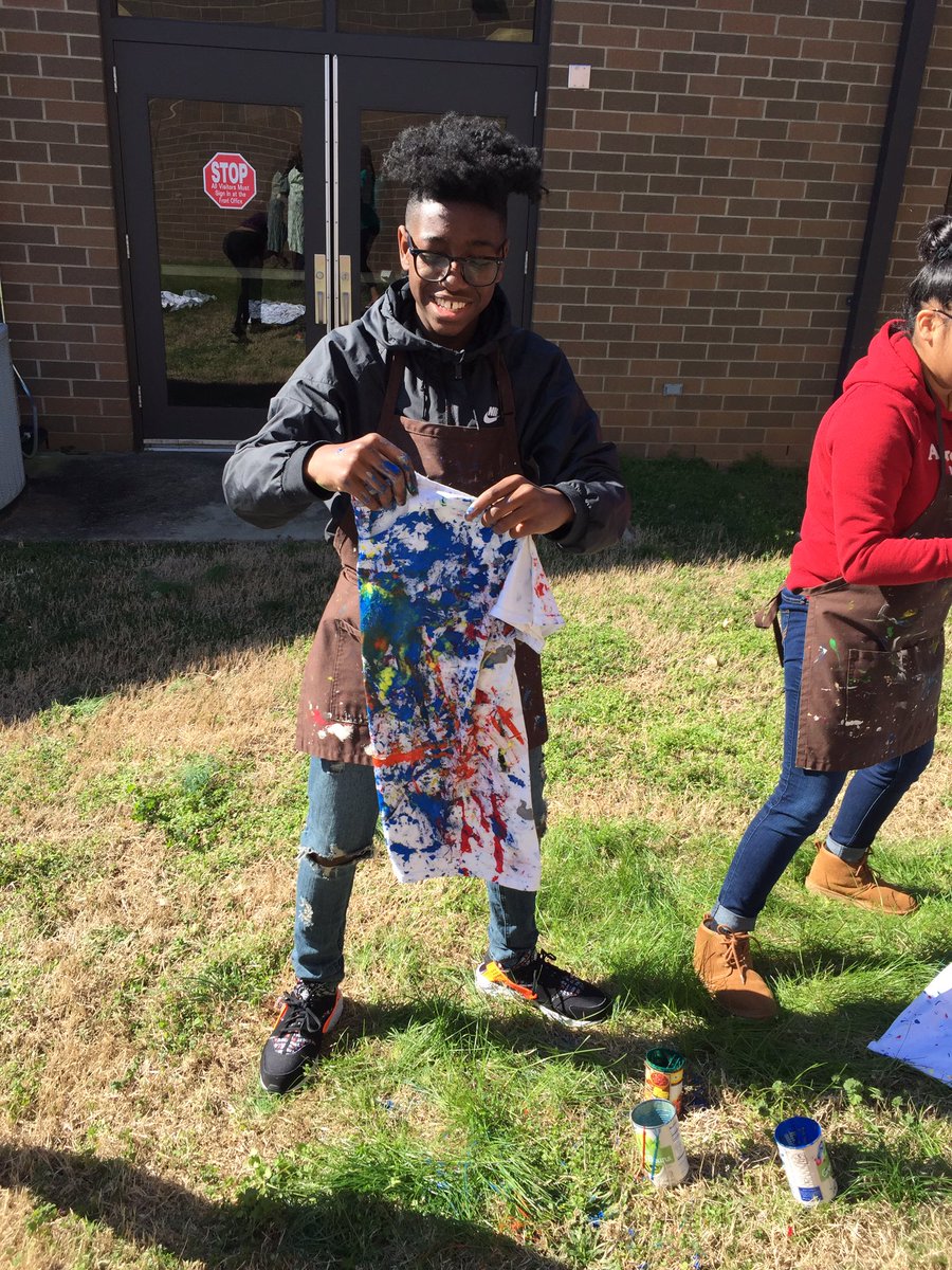 mrsrob_artslhs's tweet photo. Learning about Abstract Expressionism, getting shirts ready to dominate Freshman Field Day, and Making Memories! @LHSintheNews #arteducation #jacksonpollock #jackthedripper https://t.co/cquikGUg6P