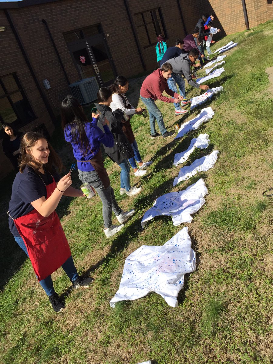 mrsrob_artslhs's tweet photo. Learning about Abstract Expressionism, getting shirts ready to dominate Freshman Field Day, and Making Memories! @LHSintheNews #arteducation #jacksonpollock #jackthedripper https://t.co/cquikGUg6P