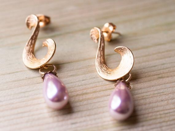 spiralshan's tweet image. Gold swirl earrings with Swarovski purple pearl #jewelry #earrings @EtsyMktgTool etsy.me/2CvOeFT #ancientpurple #goldspiralearrings