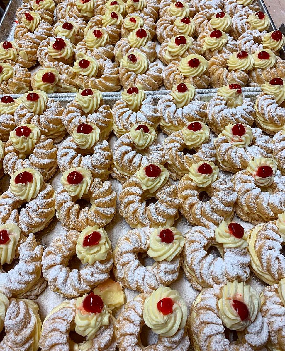 Rhode_Eats's tweet image. John🐺Snow❄Voice: "Zeppole are Coming!" 

📣Guys, very important question! WHOSE GOT YOUR FAVE!? 📸: Solitro's Bakery (is one of ours 🤤)

#RhodeEats 
#RhodeIsland
