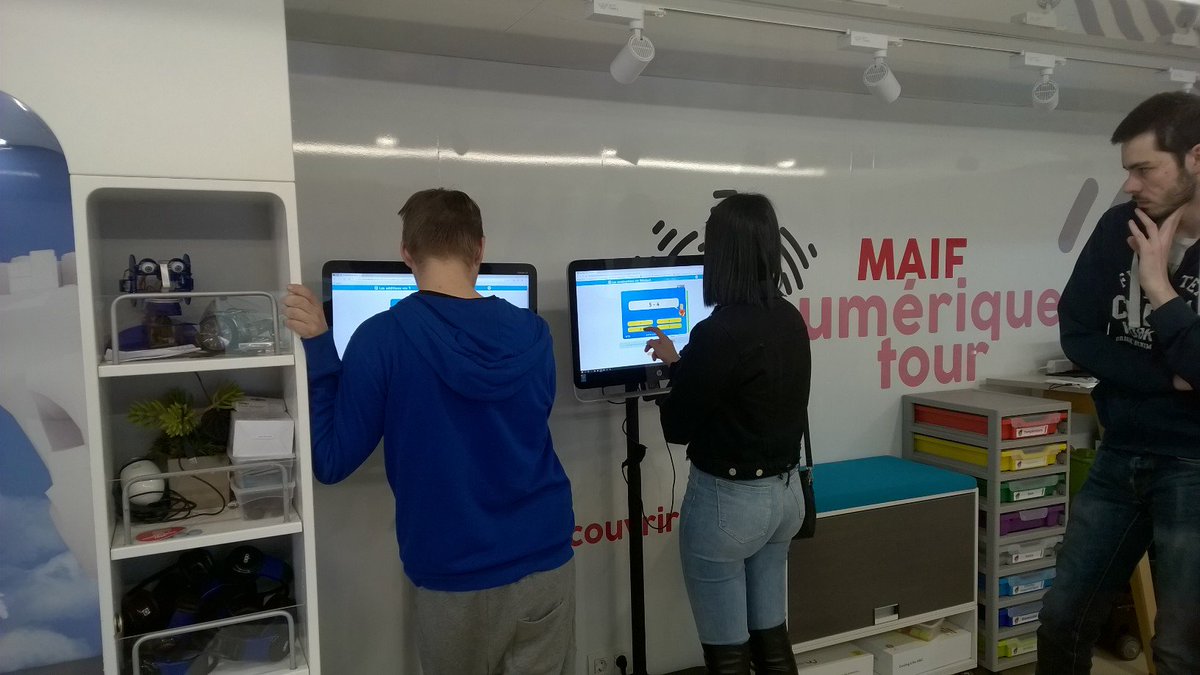AnneGaelleWurth's tweet photo. Découverte du @MAIF #Numérique Tour pour des jeunes de la #plateforme d'#accroche des #perdusdevue et de la #GarantieJeunes de @sema_asso @KM0_info https://t.co/vwfv2v7woU