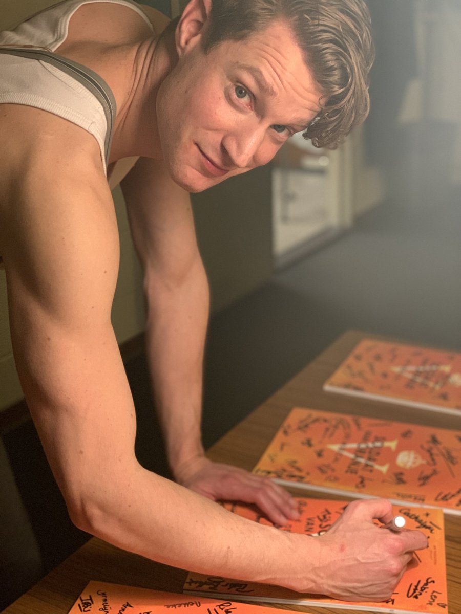 svodemusical's tweet photo. Wil jij kans maken op één van deze door de cast gesigneerde programmaboeken XVII? Reageer hieronder en wie weet sturen wij jou een exemplaar op! De winnaars krijgen persoonlijk bericht. https://t.co/PXwCSP2Tgq