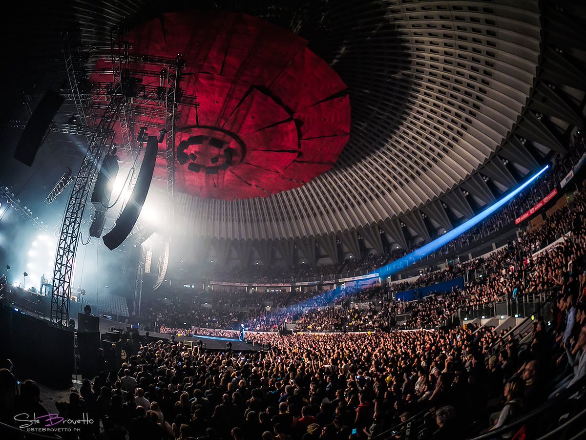 SteBrovettoPh's tweet photo. La rivoluzione sta arrivando...
E tu da che parte stai?
Sui cieli di #Roma sta per sorgere la #secondaluna @Negramaro... e tu quale nome sei?
#NegramaroIndoor2019 #AmoreCheTorni https://t.co/R0nwWwBYXQ