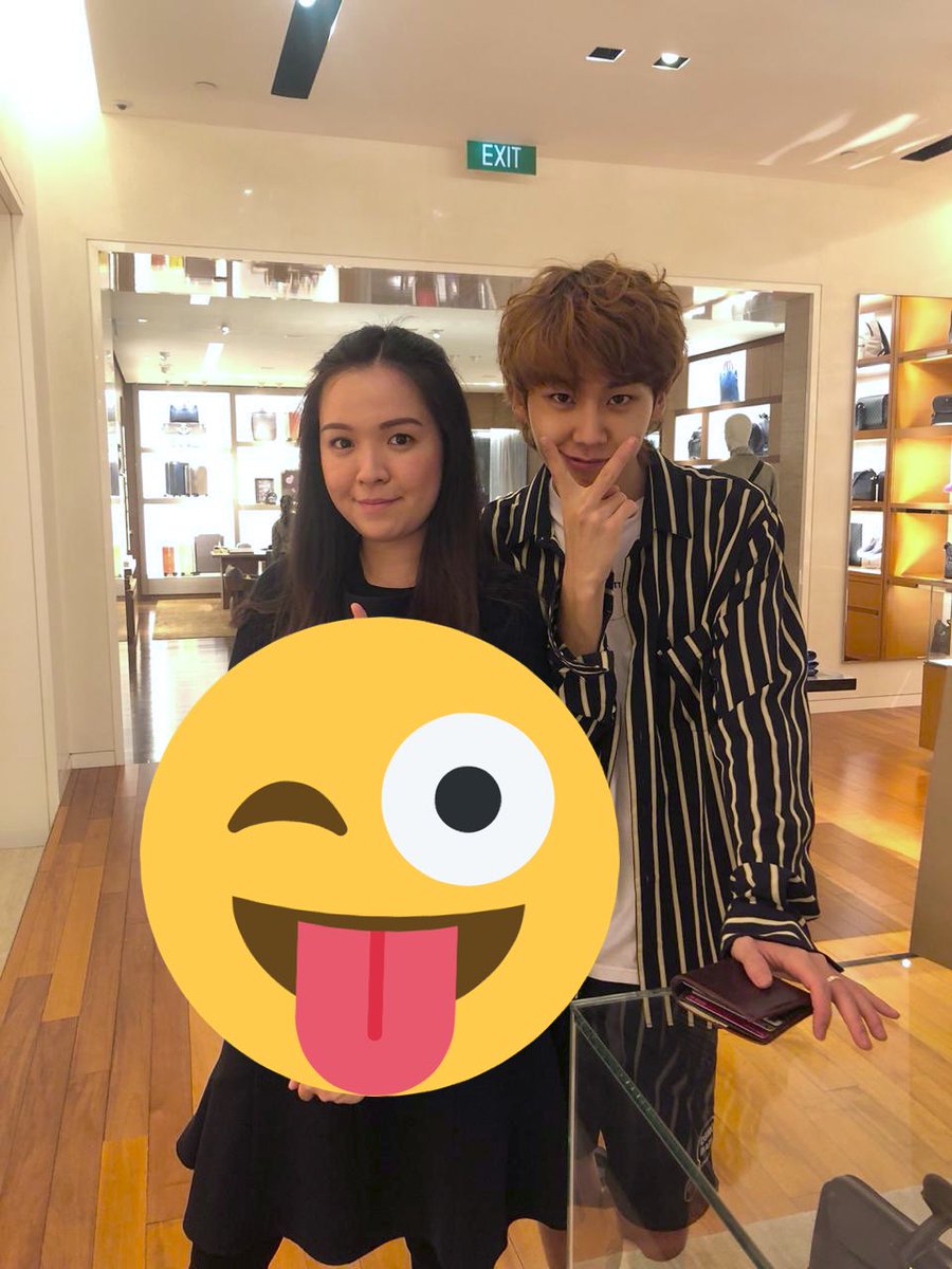 shakinaskin's tweet photo. so, my friend michelle met ilhoon and took a pict with him. #lastseptember #solucky #ilhoon #btob #LV #Jakarta https://t.co/ioVCgetK6Z