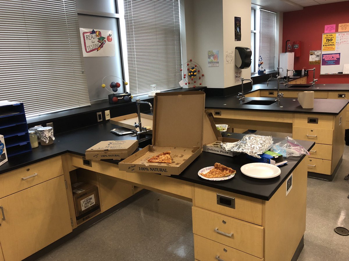 ChemTeacherMsT's tweet photo. Feeding the winners of the #separationchallenge was a pleasure! The winners were happy...๐๐ https://t.co/b5oyR0m0kK