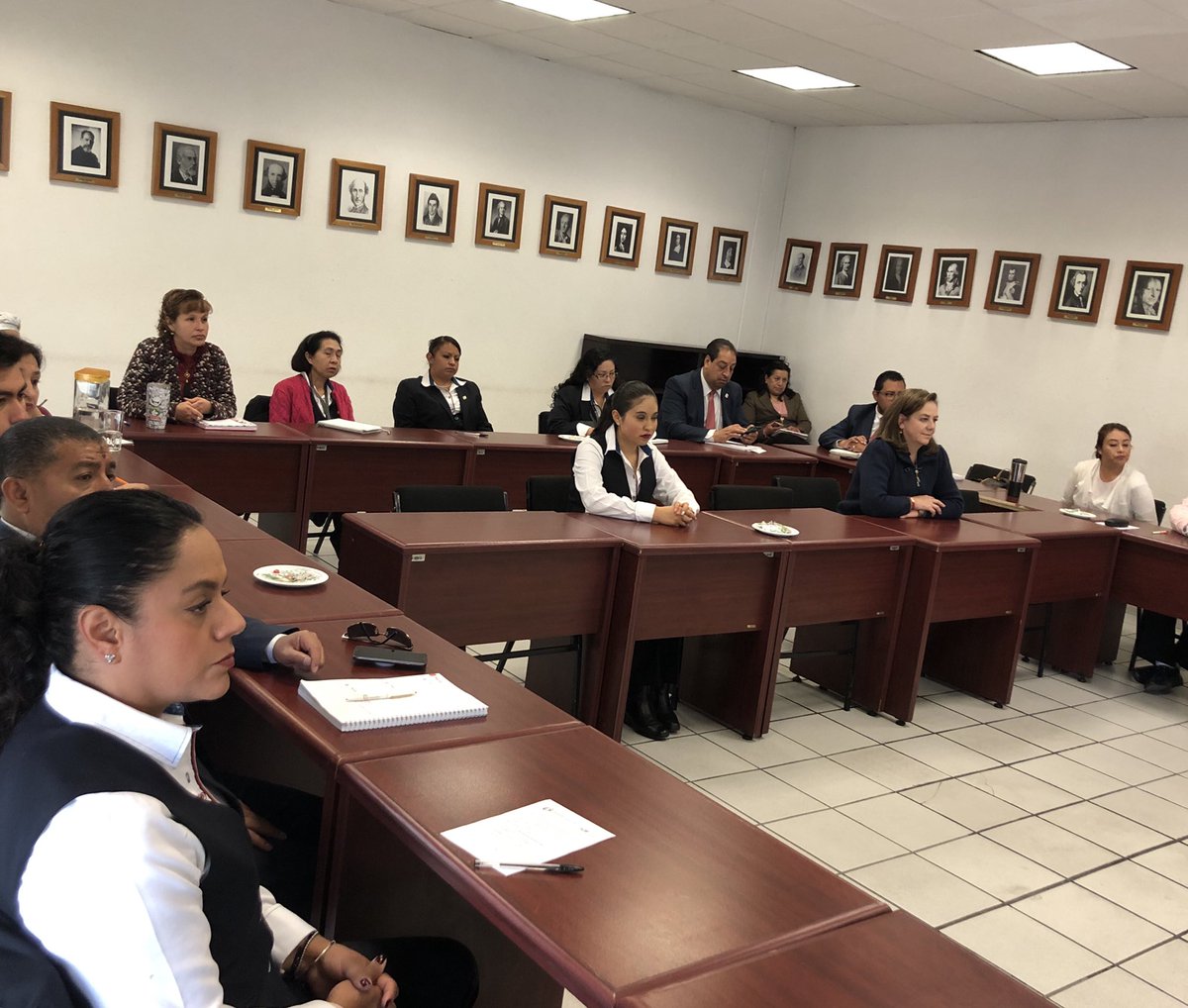 Ante colaboradoras y colaboradores del #PJEdomex, el ponente Emmanuel Méndez destaca que el objetivo del taller es lograr impulsar la adopción de un enfoque de medidas de igualación en el sector de justicia a través de la reflexión de los #DDHH.